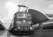 155007 Afbeelding van de electrische locomotief nr. 1116 (serie 1100) van de N.S. met rijtuigen plan E langs een perron ...